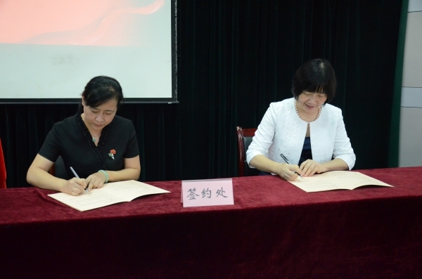 9.22鄞州区民政局局长李青萍和商学院院长肖文签订合作协议1.JPG