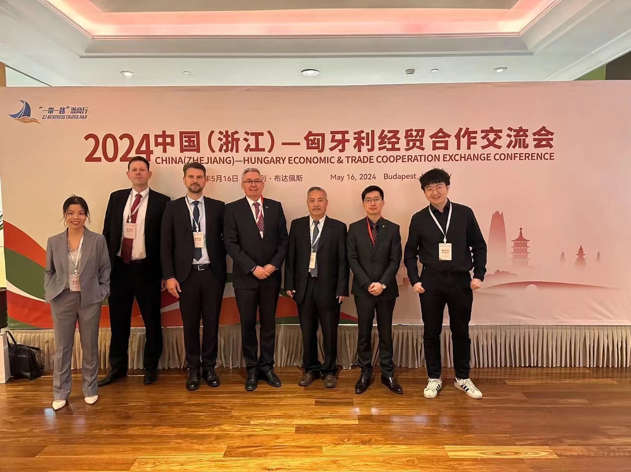 图为赛创未来中东欧创新中心与匈牙利顶级律所签署合作协议.jpg